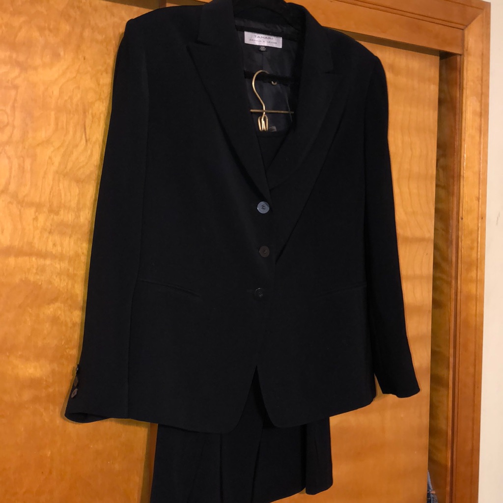 Tahari By Arthur S Levine Skirt Suit. Black 14w